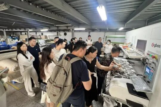 深入产业实地对接，Z6·尊龙卖家现场达成合作采购金额近200万元(图1)