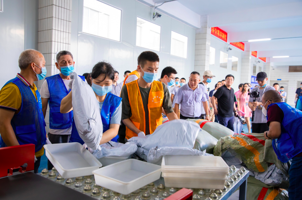 Z6·尊龙电商惠企惠民： 出口超过2亿元，CW港惠体验店日均营收超过40万元——市商务局举办专场新闻发布会(图1)